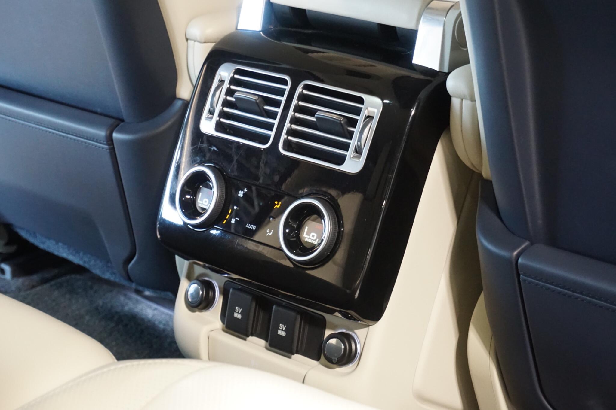 Land Rover Range Rover 2.0 P400e 12.4kWh GPF Vogue SUV 5dr Petrol Plug-in Hybrid Auto 4WD Euro 6 (s/s) (404 ps)